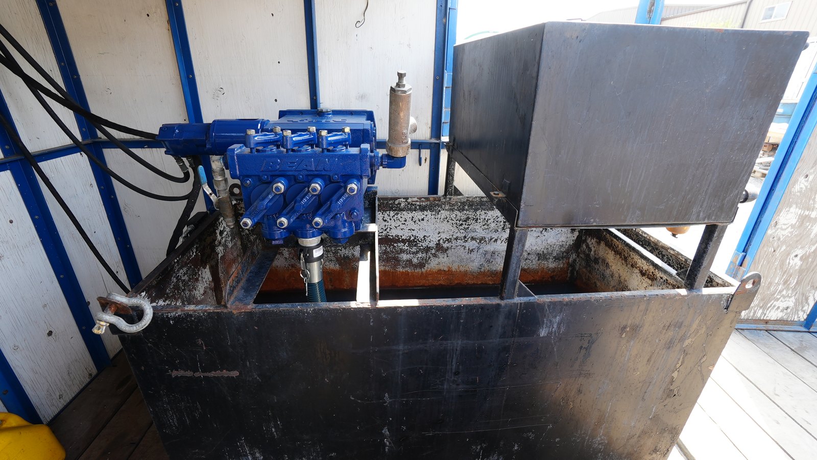 Mud and fuel tank with FMC pump photographed with the Discovery II package.